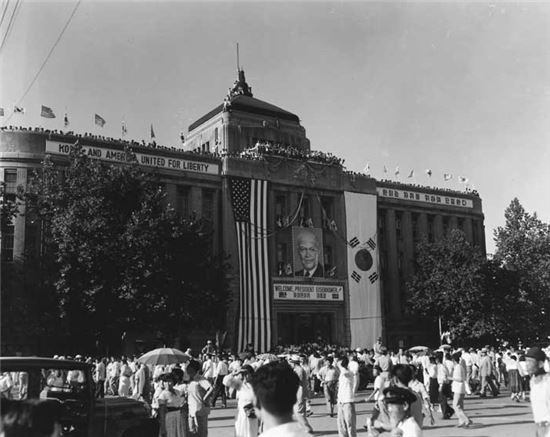 1960년 아이젠하워 당시 미국 대통령의 방한을 기념해 시청에 내걸린 아이젠하워 대통령 초상화. 아이젠하워 대통령은 1952년 6.25 전쟁 당시와 1960년 두차례에 걸쳐 방한해 비무장지대(DMZ)를 방문했다.(사진=정부기록사진집)