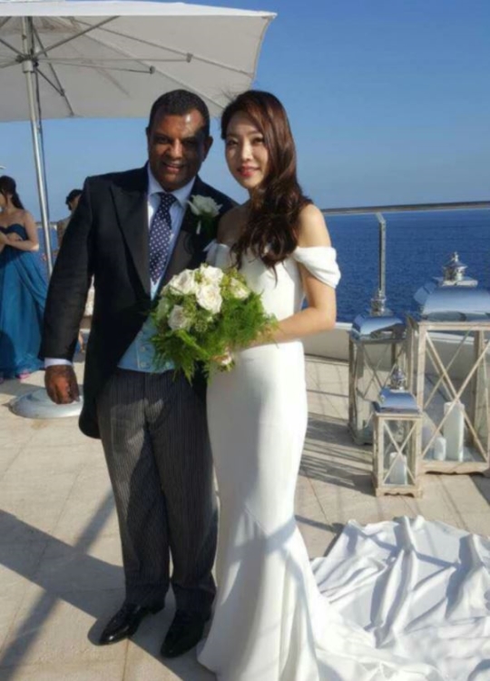 토니 페르난데스(왼쪽) 에어아시아 회장이 14일 프랑스 남부 해안의 코트다쥐르에서 클로에란 이름의 한국 출신 여성과 비공개 결혼식 도중 기념 촬영을 하고 있다. 더스타 캡처