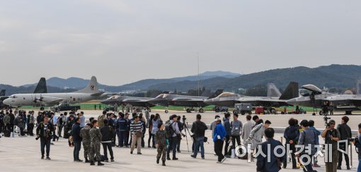 16일 경기도 성남 서울공항에서 열린 서울ADEX 2017 언론공개 행사에서 미국의 F-35A와 F-22가 전시돼 있다. (사진=강진형 기자)