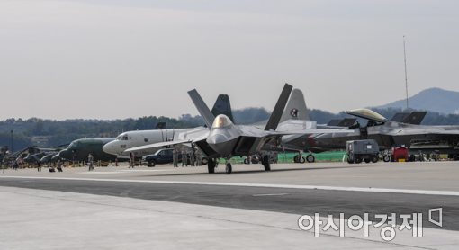 [포토]활주로로 이동하는 F-22