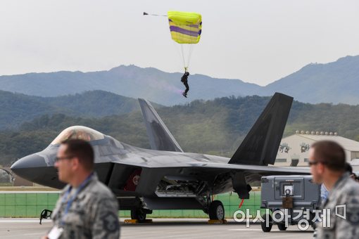 [포토]고공낙하 선보이는 공군