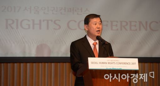 [포토]축사하는 이성호 인권위원장