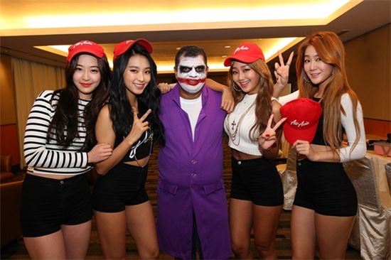 에어아시아 회장, 조커로 변신하고 씨쓰타와 깜짝 등장