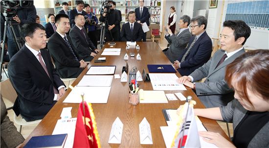 남경필 경기도지사(오른쪽 두번째)가 중국 금약그룹과 협약을 체결한 뒤 환담하고 있다. 