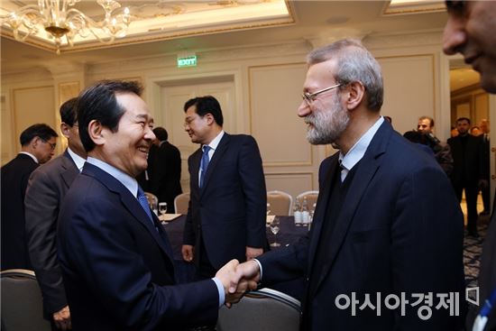 정세균 국회의장(왼쪽)은 16일(현지시간) 알리 아르데쉬르 라리자니 이란 국회의장을 만나 악수하고 있다.