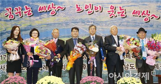 이재영 전라남도지사 권한대행이 17일 오전 구례 실내체육관에서 열린 제21회 노인의 날 기념식에서 노인복지 증진에 기여한 유공자에 대한 표창장을 수여한 뒤 기념촬영을 하고 있다. 사진제공=전남도