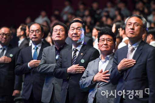 [포토]국민의례하는 김상곤 사회부총리-조희연 서울시교육감