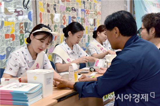 화순전남대병원의 ‘천사데이’행사중 간호사들이 내방객들의 혈압·혈당·체지방 측정 등을 하고 있다.