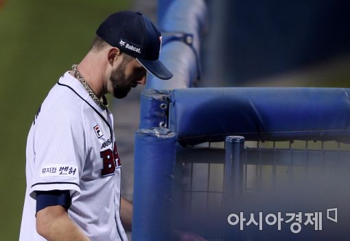 [포토]강판되는 두산 선발 니퍼트