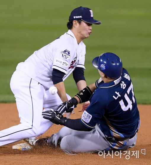 [포토]공 놓치는 두산 류지혁