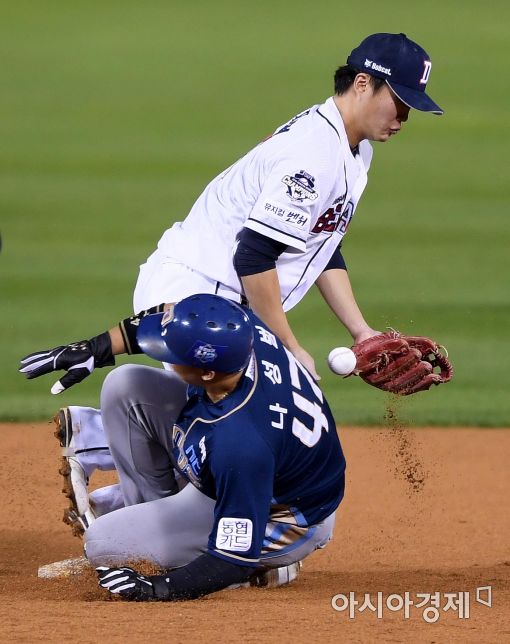 [포토]공 놓치는 두산 류지혁