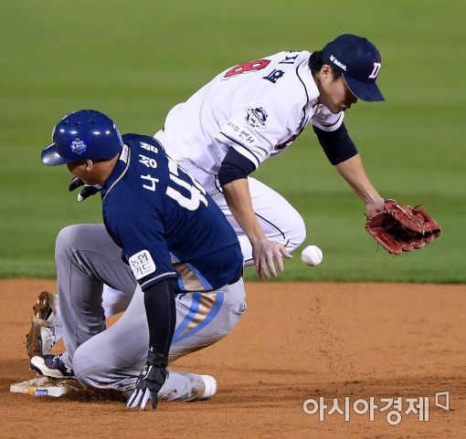 [포토]공 놓치는 두산 류지혁