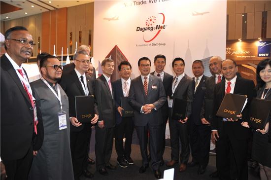 한진현 KTNET 대표(왼쪽 다섯번째)와 리오우 티옹 라이 말레이시아 교통부 장관(한 대표 오른쪽) 등 아시아 물류네트워크 사업자들이 기념촬영을 하고 있다.<사진=KTNET> 
