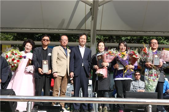 박겸수 강북구청장이 구민대상 수상자들과 기념 촬영을 했다.