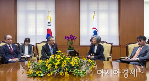 [포토]의견 나누는 강경화 외교부 장관-스기야마 일본 외무성 차관