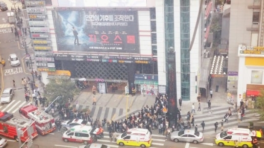 강남역 사고…인근 상가에 차량 돌진 '아수라장'