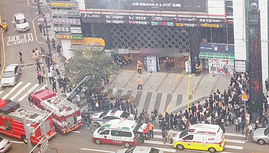 강남역 사고 목격자들 "유리랑 차 파편이 여기저기 흩어져..사람들 실려가"