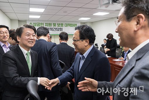 [포토]소상공인 간담회 참석하는 안철수 대표