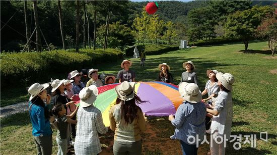 무등산국립공원내 만연산에서 열린 `건강나누리 캠프‘에 참여한 소아암 환아와 보호자들이 단체 공놀이를 하고 있다.
