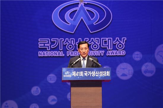 홍순직 한국생산성본부 회장이 18일 서울 삼성동 코엑스에서 열린 제41회 국가생산성대회에 참석해 대회사를 하고 있다.