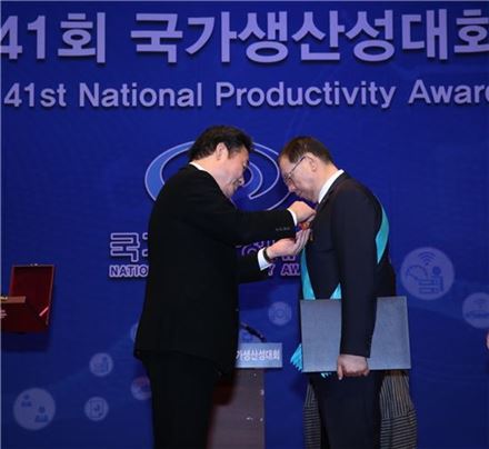 조성진 LG전자 부회장(오른쪽)이 18일 서울 삼성동 코엑스에서 열린 제41회 국가생산성대회에 참석해 이낙연 국무총리로부터 금탑산업훈장을 받고 있다. 