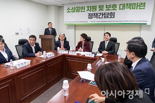 [포토]소상공인 간담회 참석한 안철수 대표