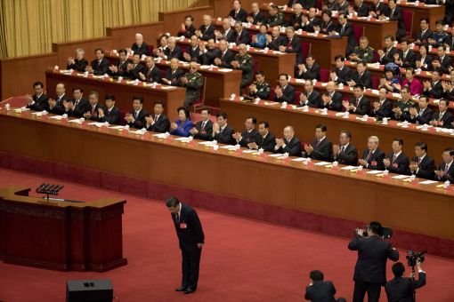 시진핑 중국 국가주석이 18일(현지시간) 베이징 인민대회당에서 열린 제19차 당대회 개막식 업무 보고에 앞서 인사를 하고 있다. [출처=AP연합]
