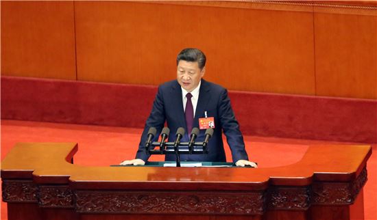 시진핑 집권 2기의 시작을 알리는 중국 공산당 제19차 전체대표대회가 18일 개막한 가운데 시진핑 중국 국가주석이 당대회에서 성과보고를 하고 있다. 사진 = 연합뉴스