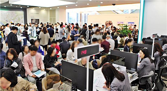 지난 13일 개관한 래미안 DMC 루센티아 견본주택에 방문객이 상담을 받거나 내부를 살펴보고 있다.