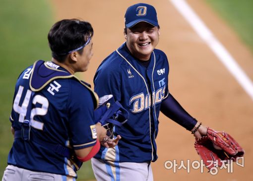 [포토]미소 짓는 이민호, '호수비 고마워요'