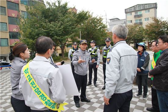 지난 18일 서울 강서경찰서 경찰관들과 동네 주민들이 '주민밀착형 탄력순찰'에 앞서 볏골어린이공원에 모여 순찰계획에 대해 논의하고 있다. 사진제공=강서경찰서