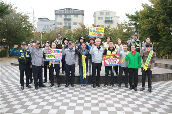 지난 18일 서울 강서구 볏골어린이공원에서 서울 강서경찰서 경찰관들과 동네 주민들이 '주민밀착형 탄력순찰'에 앞서 기념사진을 찍고 있다. 사진제공=강서경찰서