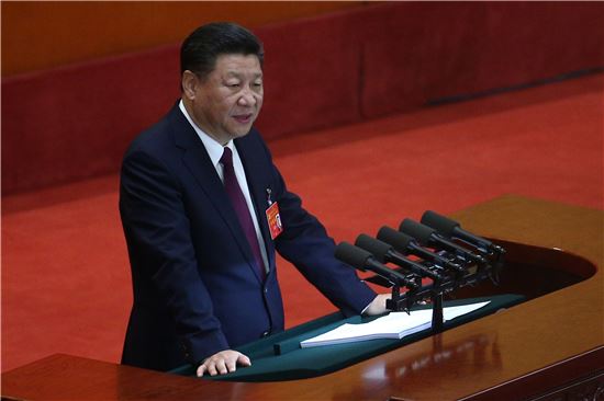 시진핑 중국 국가주석이 18일(현지시간) 베이징 인민대회당에서 개막한 제19차 당대회에 참석해 업무 보고를 하고 있다. [출처=EPA연합]