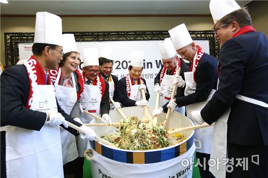 정세균 국회의장은 18일(현지시간) 폴란드 한국대사관에서 열린 '2018 평창동계올림픽 성공기원 대형비빔밥 만들기 행사'에 참석 "평창올림픽은 평화와 화합이라는 올림픽 정신을 구현하는 세계인의 축제가 될 것"이라고 말했다.