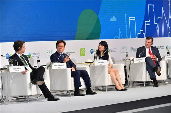 이재명 성남시장(왼쪽 두번째)이 '제3차 OECD포용적성장회의'에 패널로 참석해 이야기하고 있다. 