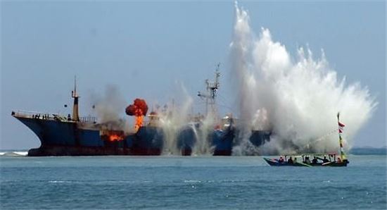 지난해 3월, 인도네시아 해역에서 불법조업을 하다가 폭파된 어선. 인도네시아는 불법조업을 벌인 외국어선들에 대해 강경한 대응을 이어가고 있다.(EPA=연합뉴스)