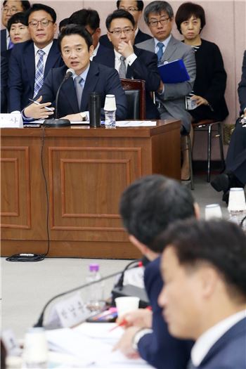 남경필 경기도지사가 국회 안전행정위원회의 경기도에 대한 국정감사에서 답변하고 있다. 