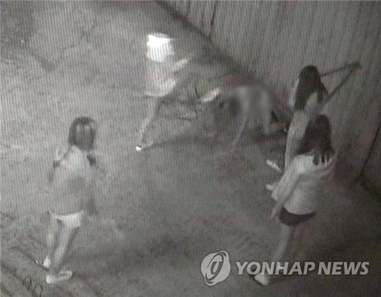 지난 9월 4일 공개된 CCTV영상에서 여중생 2명이 피해자를 폭행하는 모습 [이미지출처=연합뉴스]