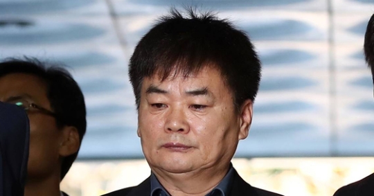 추선희 대한민국어버이연합 전 사무총장이 지난 19일 오전 서울 서초구 서울중앙지방법원에서 열린 구속 전 피의자 심문(영장실질심사)에 출석하기 위해 법정으로 향하고 있다. [이미지출처=연합뉴스]
