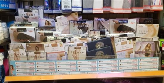 국내 한 편의점에서 판매되고 있는 스타킹 제품들. 1000원대부터 9000원대까지 다양하게 마련됐다. (사진=조호윤 기자)  