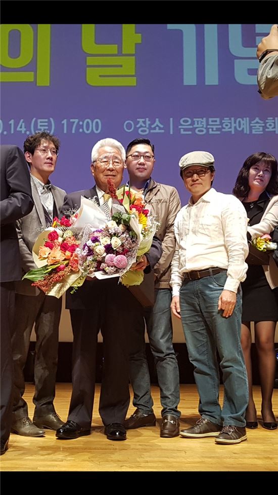 은평구민의 날 기념식에서 증산동 소재 서울탁주 서부연합제조장 이동수 대표가 은평대상인 경제인상을 수상했다.