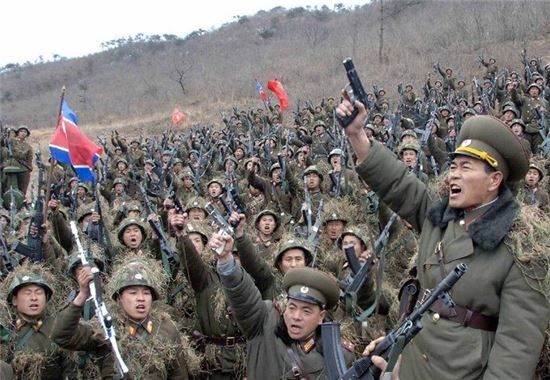 북한 인민군의 군사훈련 모습. 사진 = 연합뉴스