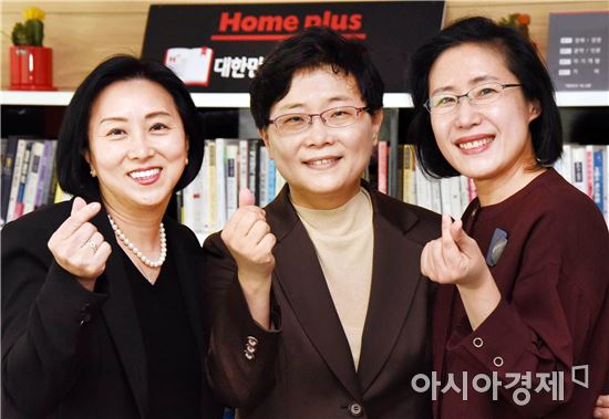 사진 왼쪽부터 홈플러스 엄승희 상품부문장(부사장), 임일순 대표이사 사장, 최영미 인사부문장(전무).