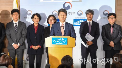 지난 20일 신고리 5,6호기 공사 재개 결과를 발표하는 김지형 신고리공론화 위원장