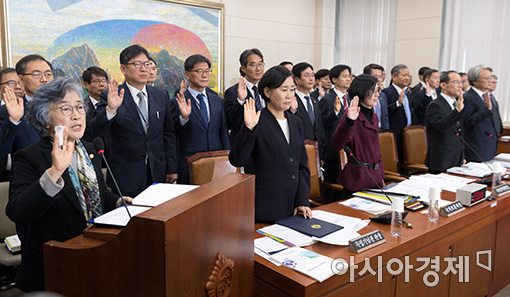 [포토]증인선서하는 박은정 권익위원장