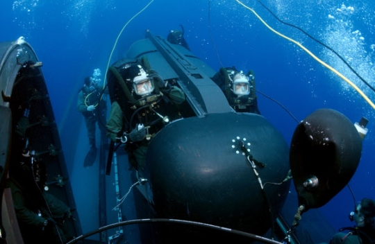 침투용 잠수정(SDV) 탑승 후 훈련 중인 네이비실 요원들. 사진 = USN