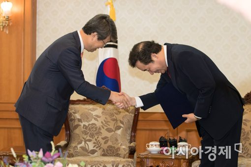 [포토]악수하는 이낙연 총리-김지형 위워장
