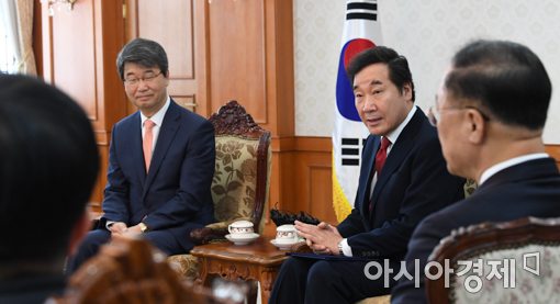 [포토]환담 나누는 이낙연 총리-신고리원정공론화위원회