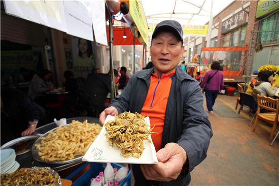 지역 특산물인 찔룩게 튀김을 선보이는 김정주 대표