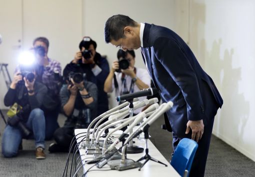 [이미지출처=EPA연합뉴스]사이카와 히로히토 닛산자동차 최고경영자(CEO)가 19일 밤 일본 요코하마에서 긴급 기자회견을 갖고 공식사과하고 있다. 
